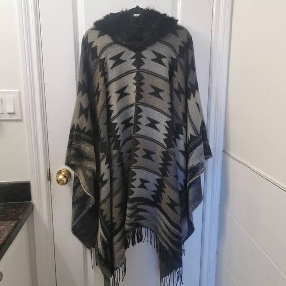 Fur collar poncho - Picture 2 of 2